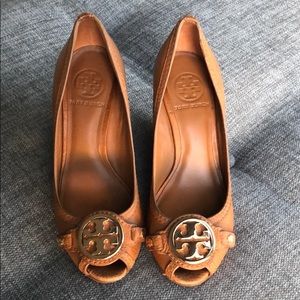 Tory Burch Sally 2 Peep Toe Wedge Royal Tan Size 6